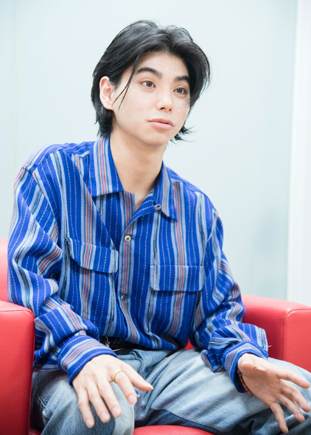 村上虹郎　　撮影：川野結李歌