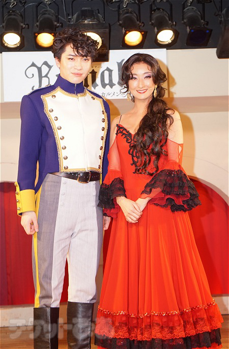 松下優也 、花總まり　　撮影：源賀津己