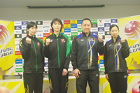 (写真左より)ＪＴマーヴェラス・奥村麻依主将、吉原知子監督、久光製薬スプリングス・酒井新悟監督、栄絵里香主将