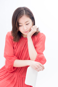 優香　撮影:川野結李歌　スタイリスト：梅山弘子 ヘアメイク：木部明美 ピアス ￥9,000／ソコ（メゾン イエナ／03-5731-8841） ハイヒール スタイリスト私物