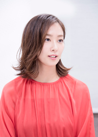 優香　撮影:川野結李歌　スタイリスト：梅山弘子 ヘアメイク：木部明美 ピアス ￥9,000／ソコ（メゾン イエナ／03-5731-8841） ハイヒール スタイリスト私物