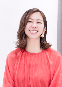 優香　撮影:川野結李歌　スタイリスト：梅山弘子 ヘアメイク：木部明美 ピアス ￥9,000／ソコ（メゾン イエナ／03-5731-8841） ハイヒール スタイリスト私物