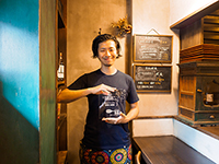 「第5回 究極のカレーAWARD」総合GPを記念した盾が手渡され、喜びをかみしめる「定食堂 金剛石」店主の中尾浩基さん。