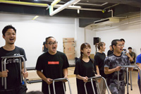 『舞台 増田こうすけ劇場 ギャグマンガ日和 向かい風 100％稽古場より 撮影:イシイノブミ