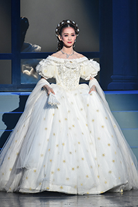 月組トップ娘役・愛希れいかの退団公演『エリザベート』開幕