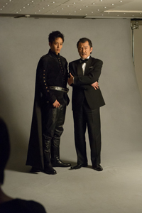 (画像左から）松坂桃李、吉田鋼太郎