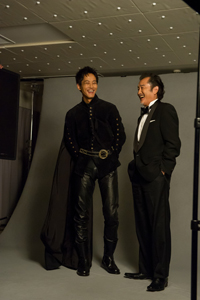 (画像左から）松坂桃李、吉田鋼太郎