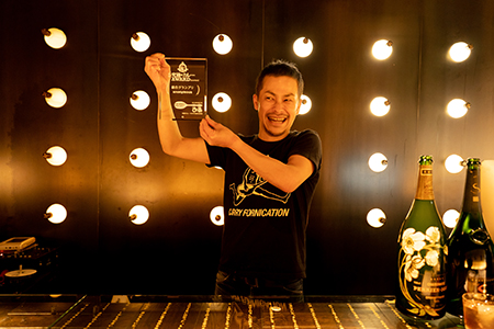 「第6回 究極のカレーAWARD」総合GPを記念した盾が手渡され、喜びをかみしめる「アノニマス」店主の黒田さん。