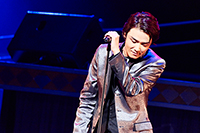 井上芳雄　※ステージ写真は過去の公演です