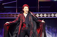 井上芳雄　※ステージ写真は過去の公演です