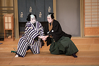 『引窓』左から松本幸四郎、片岡仁左衛門