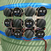 発酵樽に取り付けられたONKYO製の加振器。音楽が特殊な振動となって「もろみ」に伝わる。