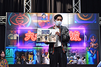 香港を訪れたときの写真を手に、香港の魅力を語る石田剛太