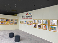 キッズ絵画コンクールの優秀作品展の様子