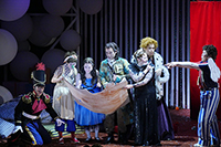 2019年公演より。夜の女王をはじめ、『魔笛』でおなじみの登場人物が実は…！