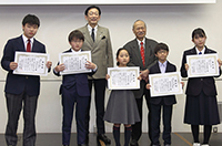 グランプリ、部門優秀賞、館長賞の各受賞者と、絹谷幸二氏、堀内容介館長による記念撮影　撮影：滝野利喜雄